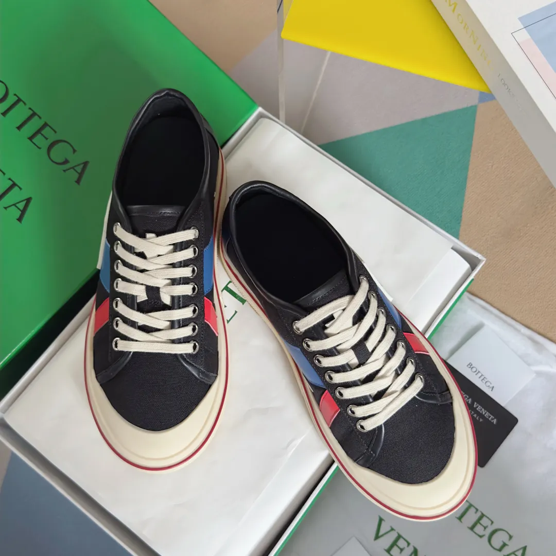 Top version: Couple model 560💰 Bottega Veneta Bottega Veneta BV’s latest Eliot series retro basketball shoes casual sports canvas shoes Bottega Veneta 2025 spring and summer show new shoes Eliot is on the market. Inspired by retro basketball sneakers, the color combination highlights youthful vitality and perfectly interprets the theme of youth and childlike innocence. The details are also very particular. The summer canvas brings excellent durability and comfort. Designs such as calfskin trim, rubber toe caps and hand-painted retro red lines are full of retro feel. The round toe and convex sole add a modern feel. Exquisite packaging at the delivery counter🛍📦 ▪️Fabrics: Original customized high-density canvas + cowhide ▪️Inner lining: Original customized breathable canvas ▪️Sole: Original open-molded anti-slip TPU material ▪️Sole thickness: 3CM ▪️Size: Women’s 35-41 / [Men’s 39-45 pre-sale]